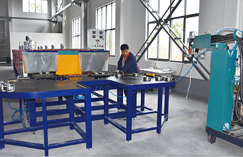 聚氨酯導靴滾輪澆注流水線